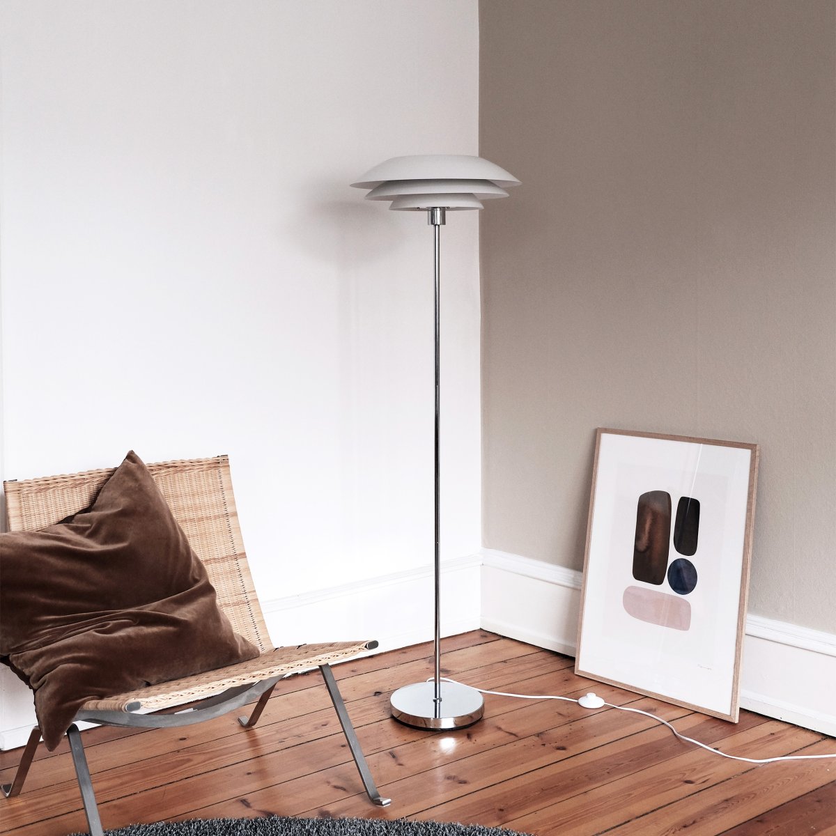 DL45 Blanc lampadaire De Dyberg Larsen - DL45 est con&ccedil;u pour &eacute;mettre une lumi&egrave;re douce et agr&eacute;able, parfaite pour cr&eacute;er une atmosph&egrave;re chaleureuse dans le salon ou l'espace de travail.