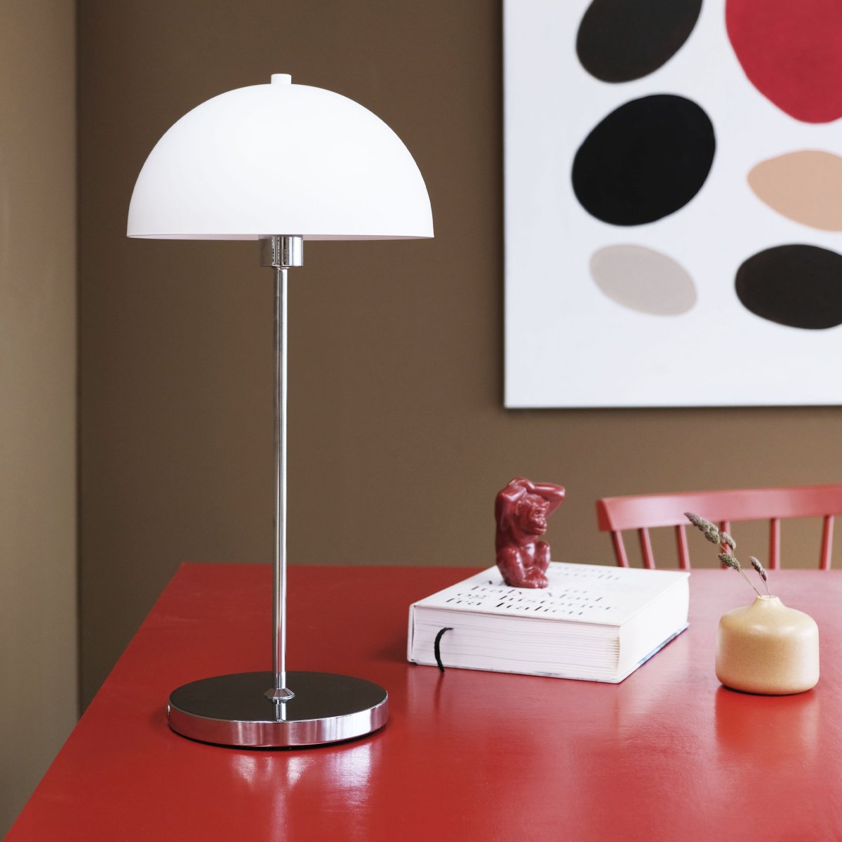 Garda 55cm Chrome portable De Dyberg Larsen - Le design &eacute;l&eacute;gant de la lampe &eacute;met une lumi&egrave;re chaude et agr&eacute;able et la rend id&eacute;ale pour le bureau, la table de chevet ou la table d'appoint du salon.
