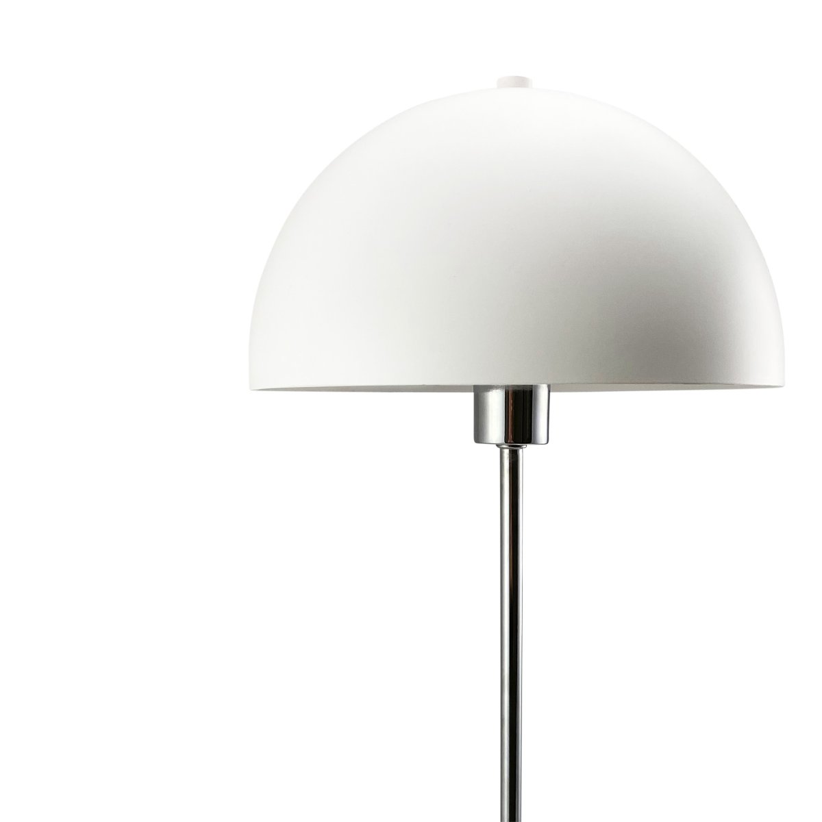Garda 55cm Chrome portable De Dyberg Larsen - Le design &eacute;l&eacute;gant de la lampe &eacute;met une lumi&egrave;re chaude et agr&eacute;able et la rend id&eacute;ale pour le bureau, la table de chevet ou la table d'appoint du salon.