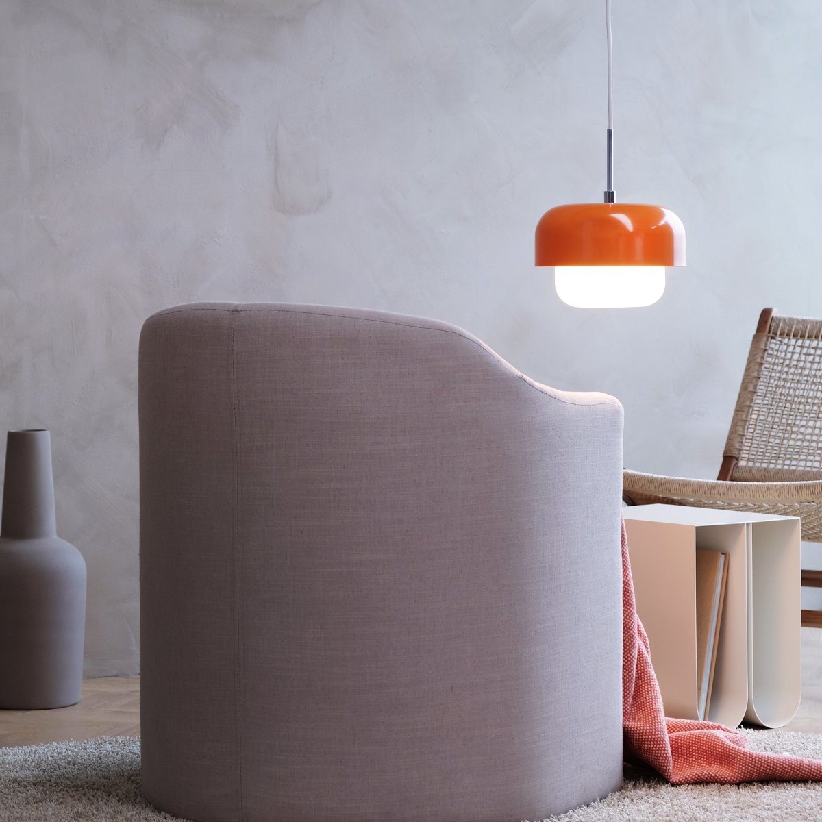 Haipot Ø23 Orange suspension De Dyberg Larsen - La suspension Haipot D23 en orange peut &ecirc;tre utilis&eacute;e comme une seule lumi&egrave;re ou accroch&eacute;e en groupe, par exemple au-dessus de la table de la cuisine, de la table &agrave; manger ou partout o&ugrave; vous souhaitez un point lumineux design.
