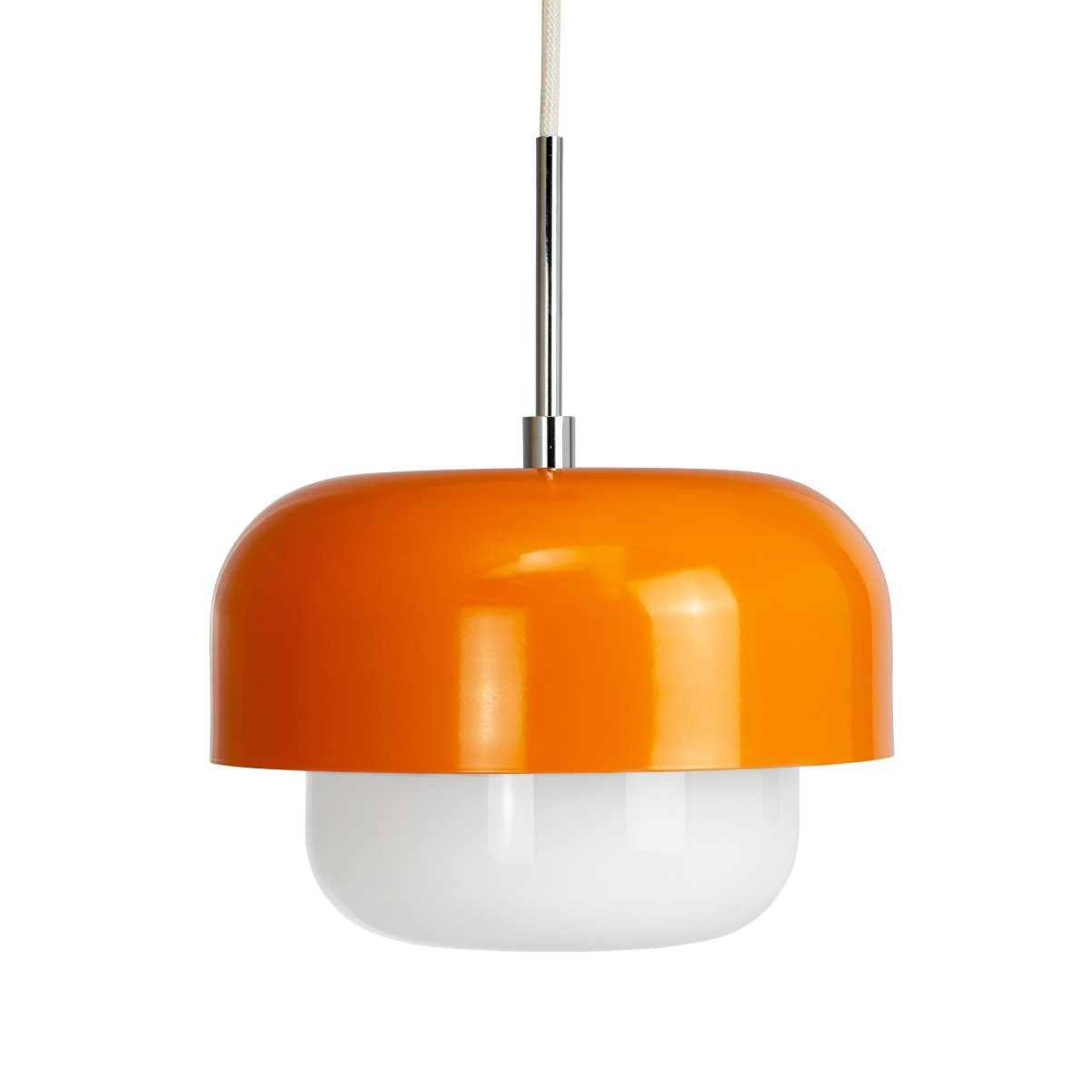 Haipot Ø23 Orange suspension De Dyberg Larsen - La suspension Haipot D23 en orange peut &ecirc;tre utilis&eacute;e comme une seule lumi&egrave;re ou accroch&eacute;e en groupe, par exemple au-dessus de la table de la cuisine, de la table &agrave; manger ou partout o&ugrave; vous souhaitez un point lumineux design.