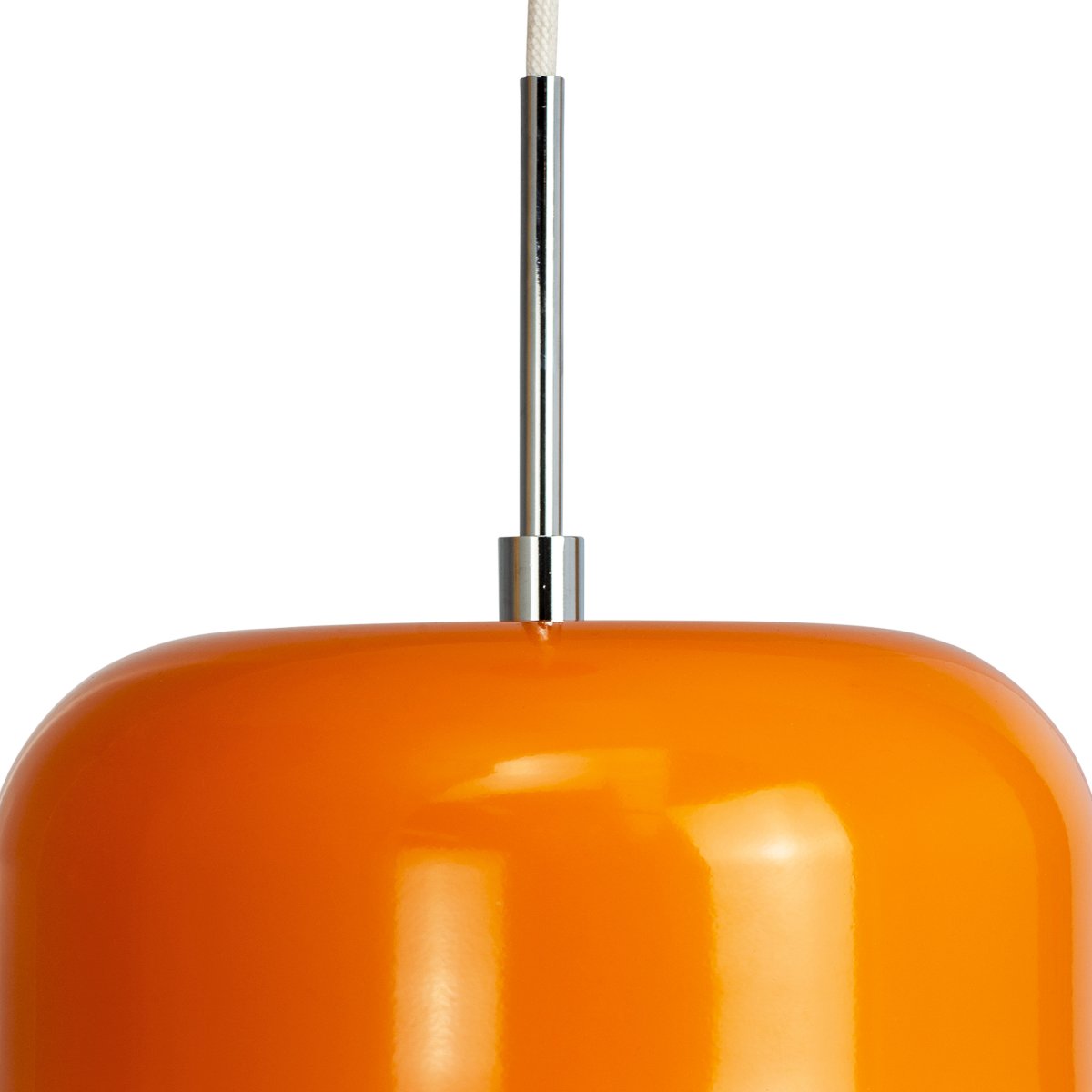 Haipot Ø23 Orange suspension De Dyberg Larsen - La suspension Haipot D23 en orange peut &ecirc;tre utilis&eacute;e comme une seule lumi&egrave;re ou accroch&eacute;e en groupe, par exemple au-dessus de la table de la cuisine, de la table &agrave; manger ou partout o&ugrave; vous souhaitez un point lumineux design.