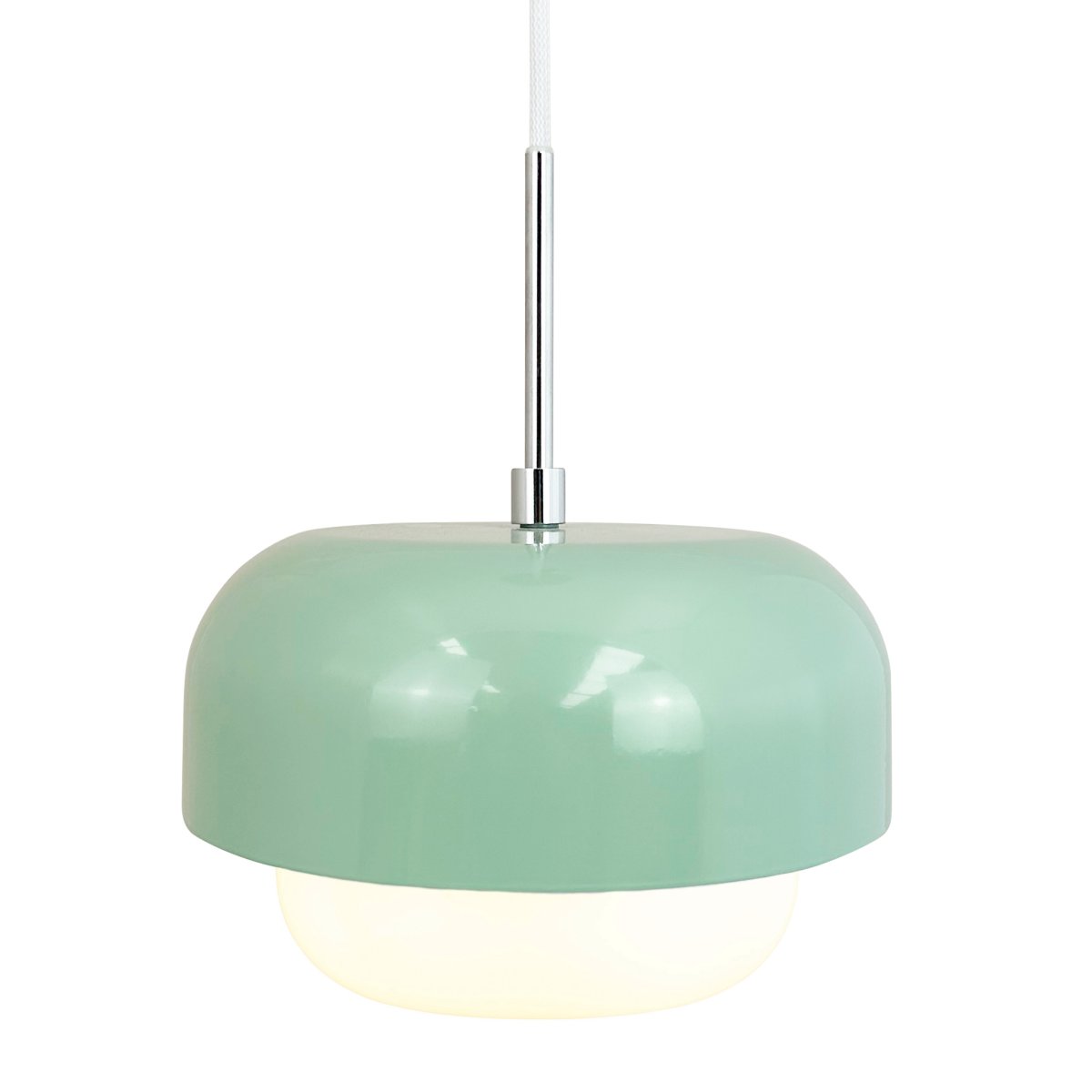 Haipot Ø23 Menthe suspension De Dyberg Larsen - La suspension Haipot D23 en vert menthe peut &ecirc;tre utilis&eacute;e comme une seule lumi&egrave;re ou accroch&eacute;e en groupe, par exemple au-dessus de la table de la cuisine, de la table &agrave; manger ou partout o&ugrave; vous souhaitez un point lumineux design.