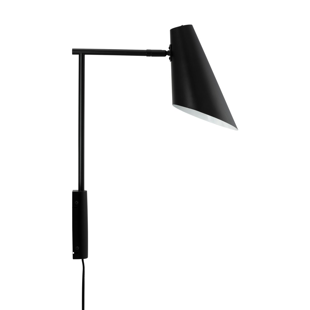 Cale 46cm Noir applique murale De Dyberg Larsen - La finition mate et l'abat-jour conique de la lampe ajoutent une touche moderne à n'importe quelle pièce et s'intègrent parfaitement dans les intérieurs industriels et scandinaves.