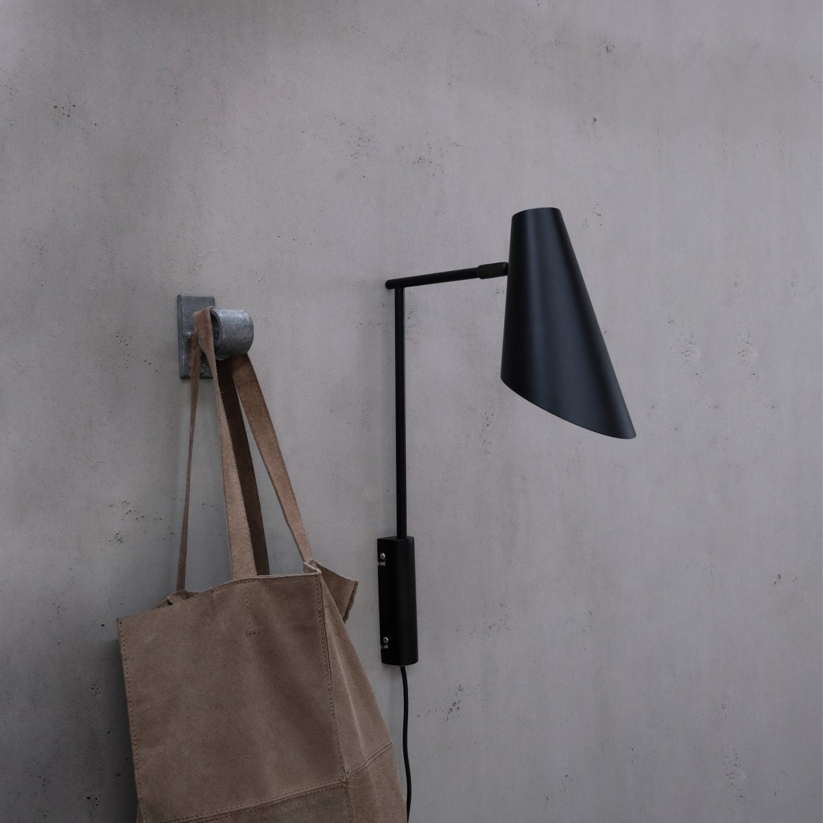 Cale 46cm Noir applique murale De Dyberg Larsen - La finition mate et l'abat-jour conique de la lampe ajoutent une touche moderne à n'importe quelle pièce et s'intègrent parfaitement dans les intérieurs industriels et scandinaves.