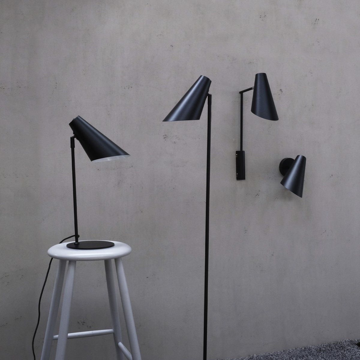 Cale 46cm Noir applique murale De Dyberg Larsen - La finition mate et l'abat-jour conique de la lampe ajoutent une touche moderne à n'importe quelle pièce et s'intègrent parfaitement dans les intérieurs industriels et scandinaves.