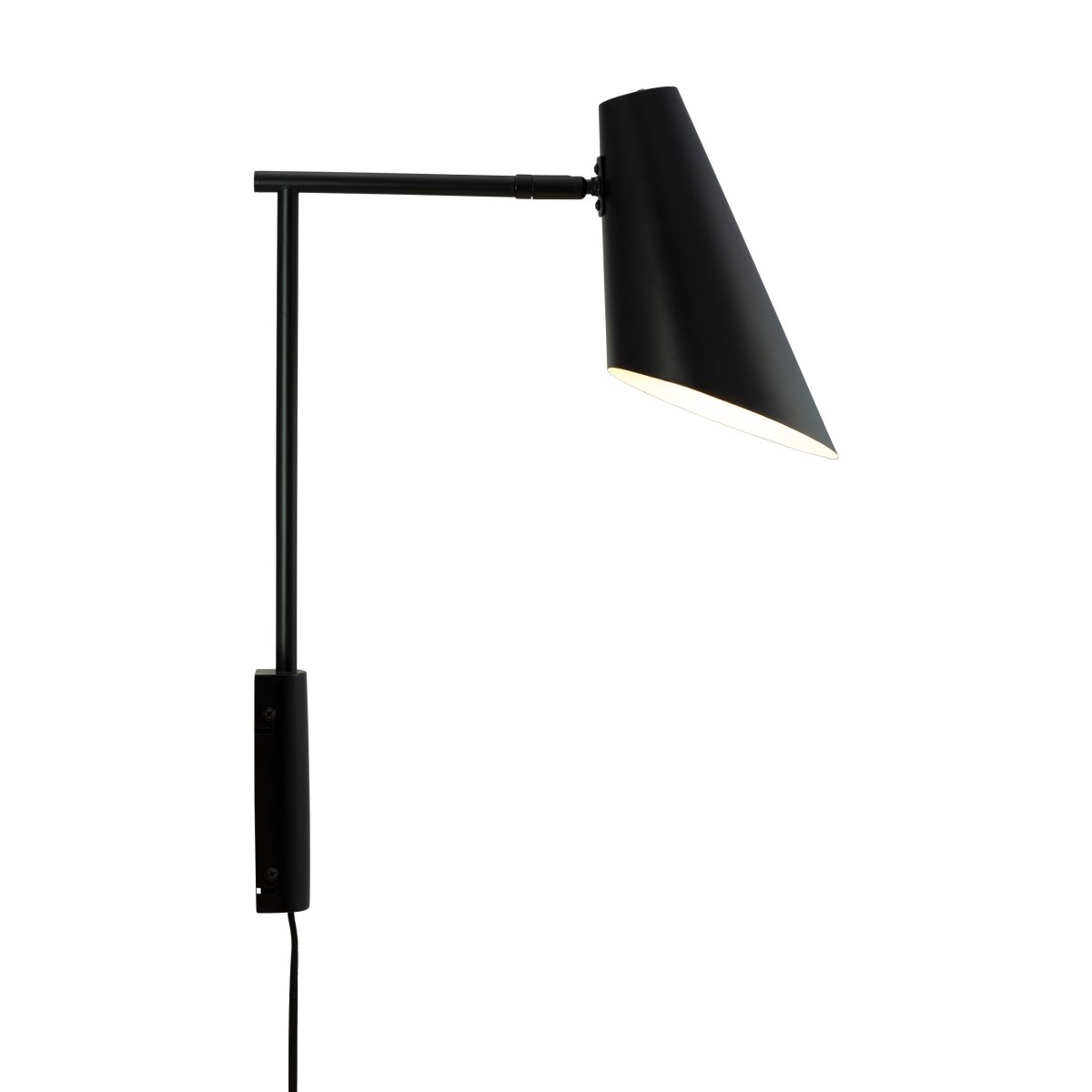 Cale 46cm Noir applique murale De Dyberg Larsen - La finition mate et l'abat-jour conique de la lampe ajoutent une touche moderne à n'importe quelle pièce et s'intègrent parfaitement dans les intérieurs industriels et scandinaves.