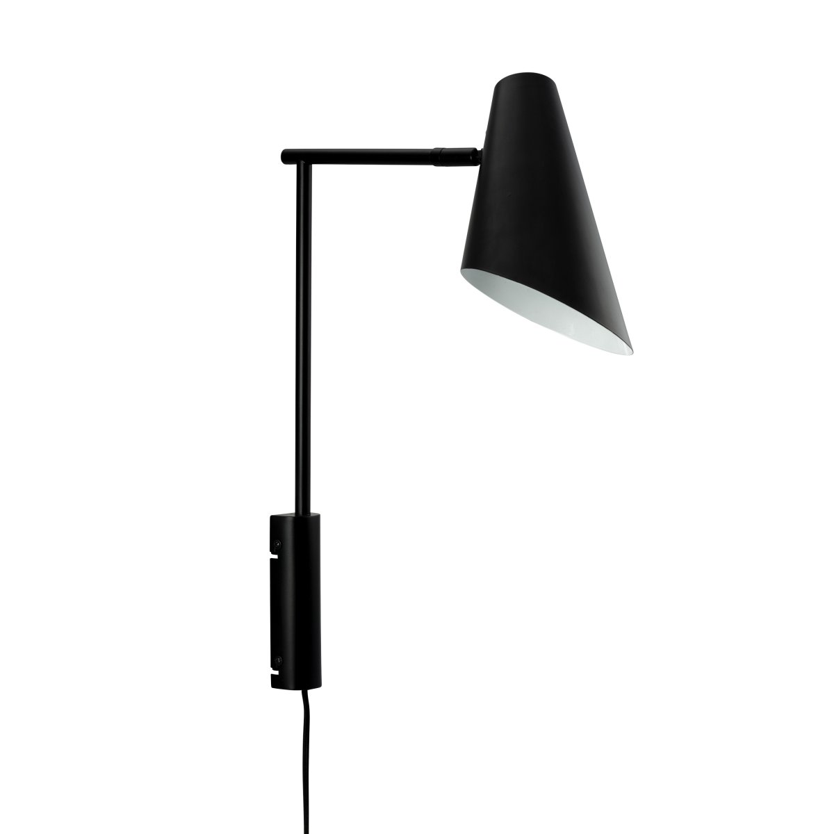 Cale 46cm Noir applique murale De Dyberg Larsen - La finition mate et l'abat-jour conique de la lampe ajoutent une touche moderne à n'importe quelle pièce et s'intègrent parfaitement dans les intérieurs industriels et scandinaves.