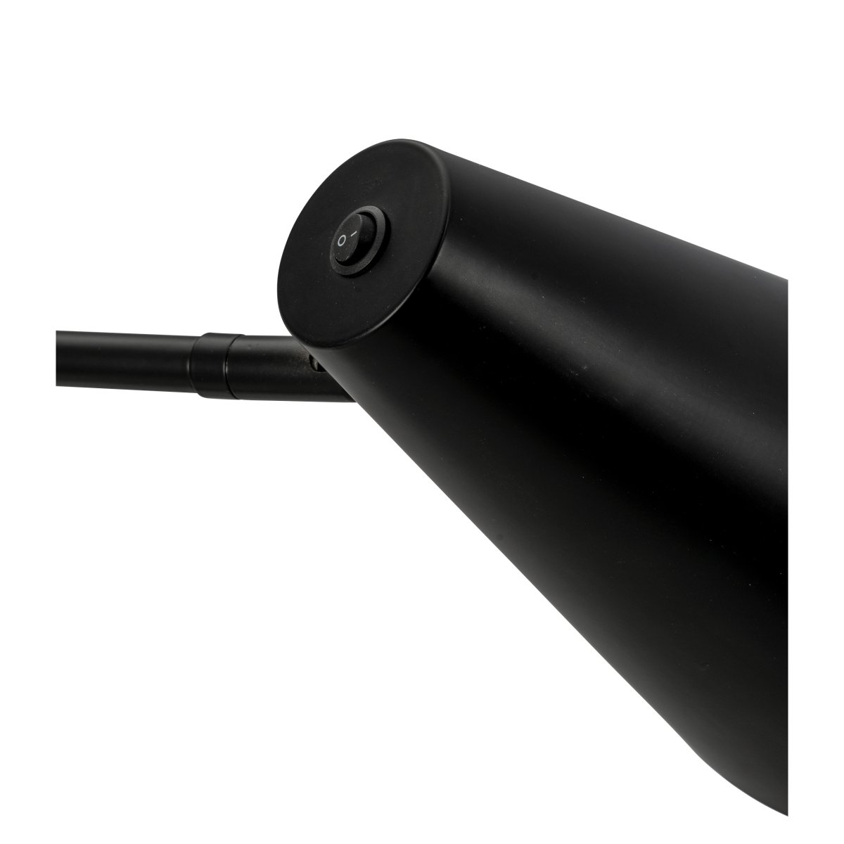 Cale 46cm Noir applique murale De Dyberg Larsen - La finition mate et l'abat-jour conique de la lampe ajoutent une touche moderne à n'importe quelle pièce et s'intègrent parfaitement dans les intérieurs industriels et scandinaves.