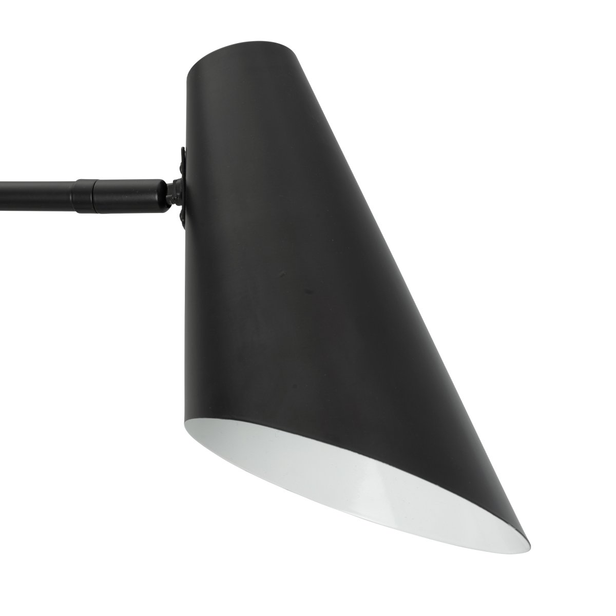 Cale 46cm Noir applique murale De Dyberg Larsen - La finition mate et l'abat-jour conique de la lampe ajoutent une touche moderne à n'importe quelle pièce et s'intègrent parfaitement dans les intérieurs industriels et scandinaves.