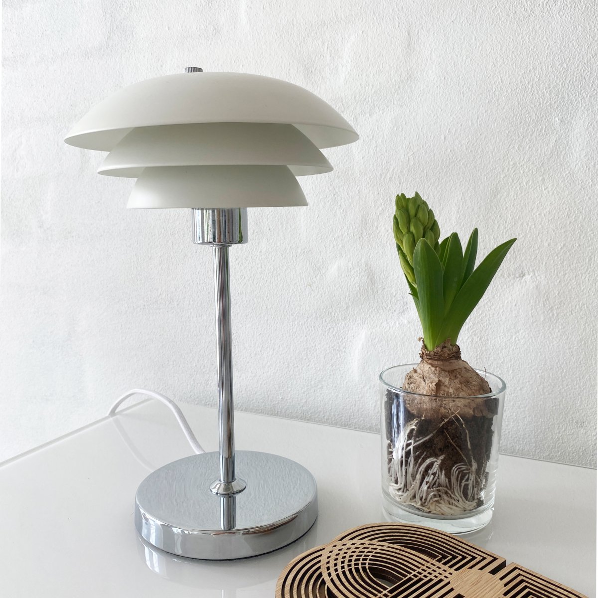 DL16 25cm Blanc lampe de table De Dyberg Larsen - Les abat-jour sont en métal et la base est en chrome.