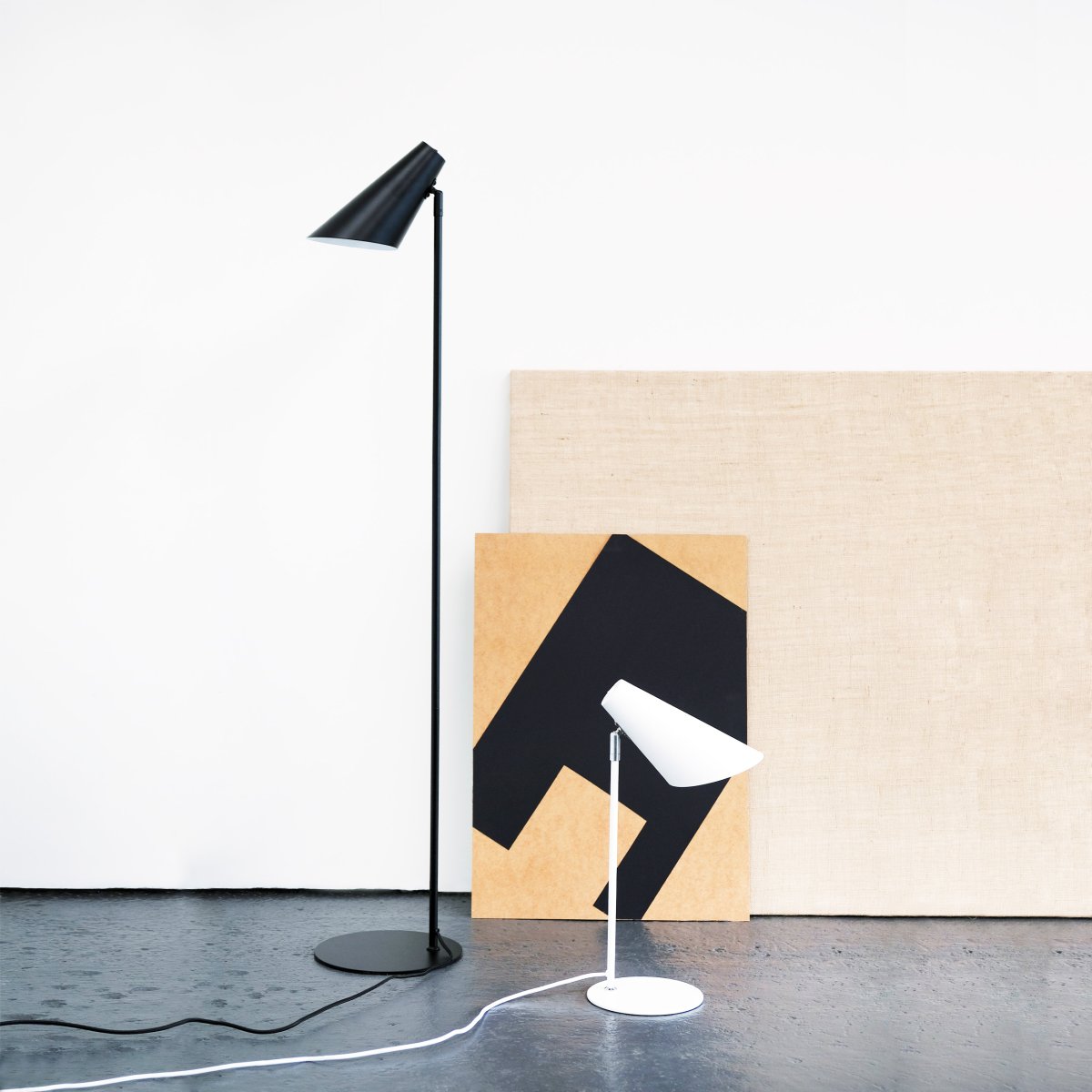 Cale 50cm Blanc lampe de bureau De Dyberg Larsen - Grâce à sa forme fine et élégante, Cale est facile à placer et s'intègre parfaitement aussi bien dans le bureau à domicile que dans la chambre.