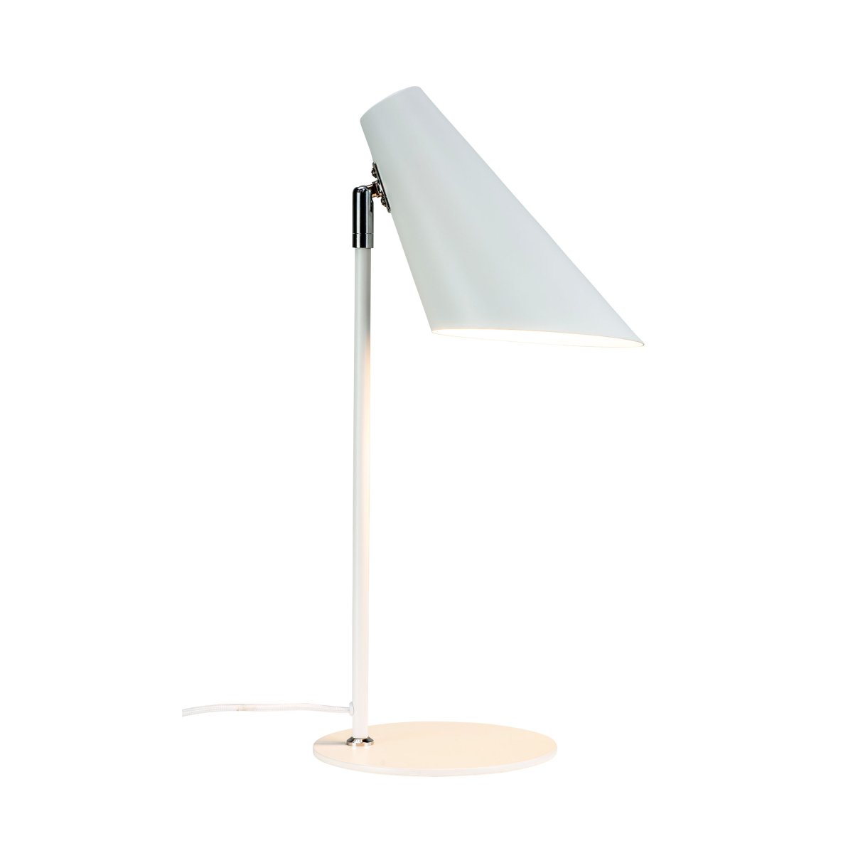 Cale 50cm Blanc lampe de bureau De Dyberg Larsen - Grâce à sa forme fine et élégante, Cale est facile à placer et s'intègre parfaitement aussi bien dans le bureau à domicile que dans la chambre.