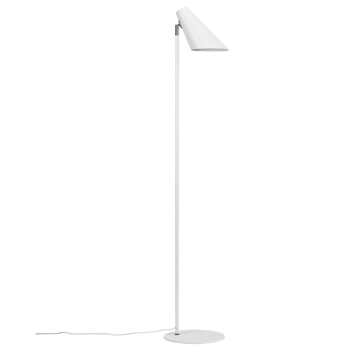 Cale Blanc lampadaire De Dyberg Larsen - Avec son design blanc simple et sa forme minimaliste, Cale ajoute une touche &eacute;l&eacute;gante &agrave; n'importe quelle pi&egrave;ce.