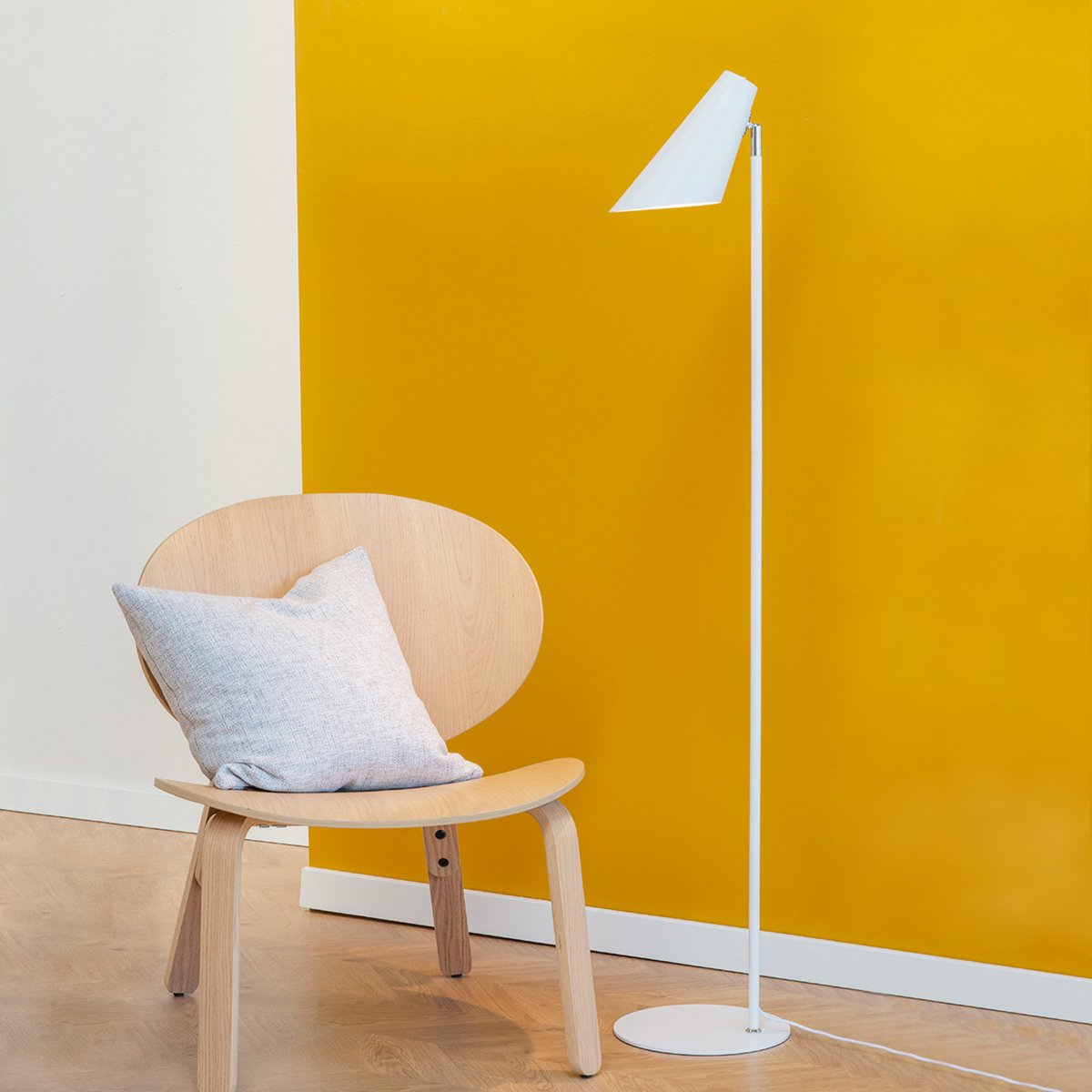 Cale Blanc lampadaire De Dyberg Larsen - Avec son design blanc simple et sa forme minimaliste, Cale ajoute une touche &eacute;l&eacute;gante &agrave; n'importe quelle pi&egrave;ce.