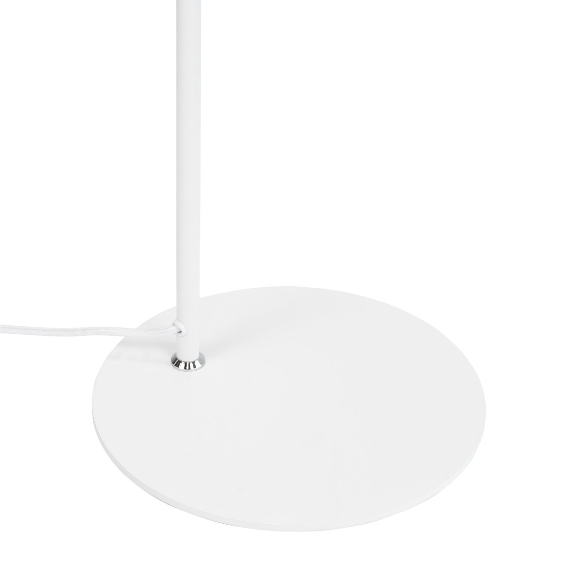 Cale Blanc lampadaire De Dyberg Larsen - Avec son design blanc simple et sa forme minimaliste, Cale ajoute une touche &eacute;l&eacute;gante &agrave; n'importe quelle pi&egrave;ce.