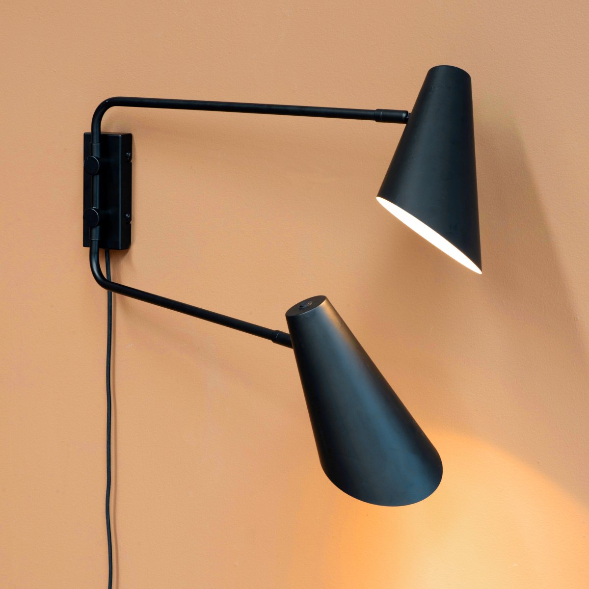 Cale 68cm Noir applique murale De Dyberg Larsen - Cette applique murale allie fonctionnalit&eacute; et design intemporel et est parfaite pour la lecture et comme &eacute;clairage d'ambiance dans n'importe quelle pi&egrave;ce.