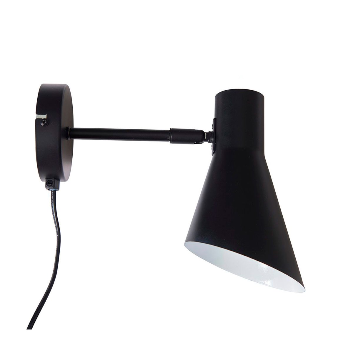 DL12 Noir lampe de lecture De Dyberg Larsen - Avec son design moderne noir mat et son abat-jour incliné, le DL12 fournit une lumière concentrée et agréable, idéale pour les lampes d'angle ou comme lampe de chevet.