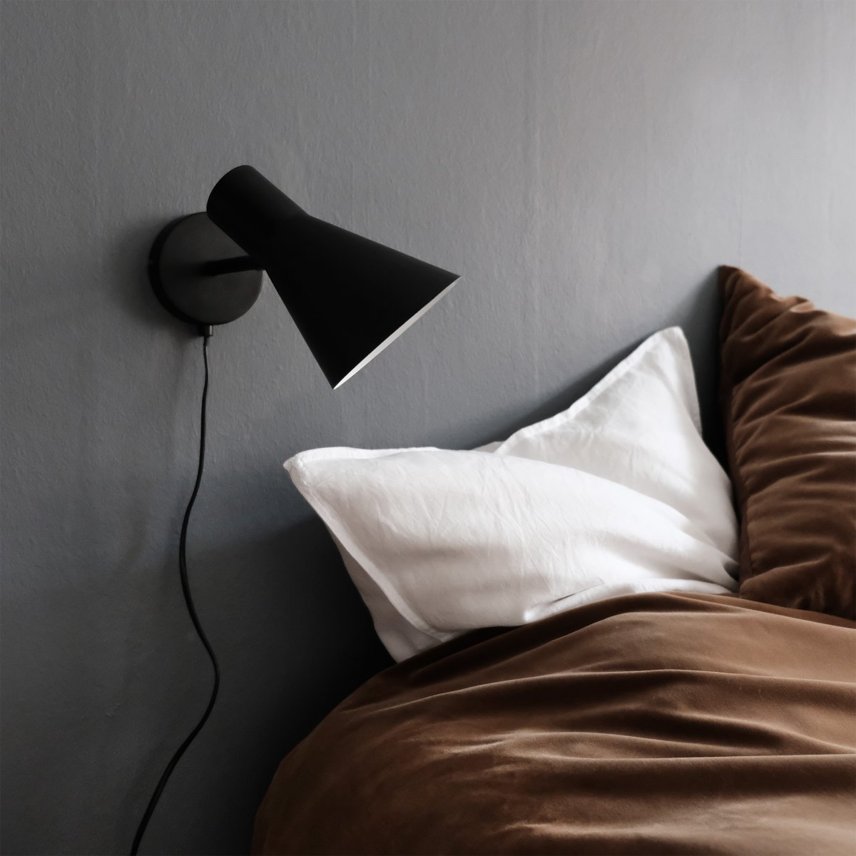 DL12 Noir lampe de lecture De Dyberg Larsen - Avec son design moderne noir mat et son abat-jour incliné, le DL12 fournit une lumière concentrée et agréable, idéale pour les lampes d'angle ou comme lampe de chevet.