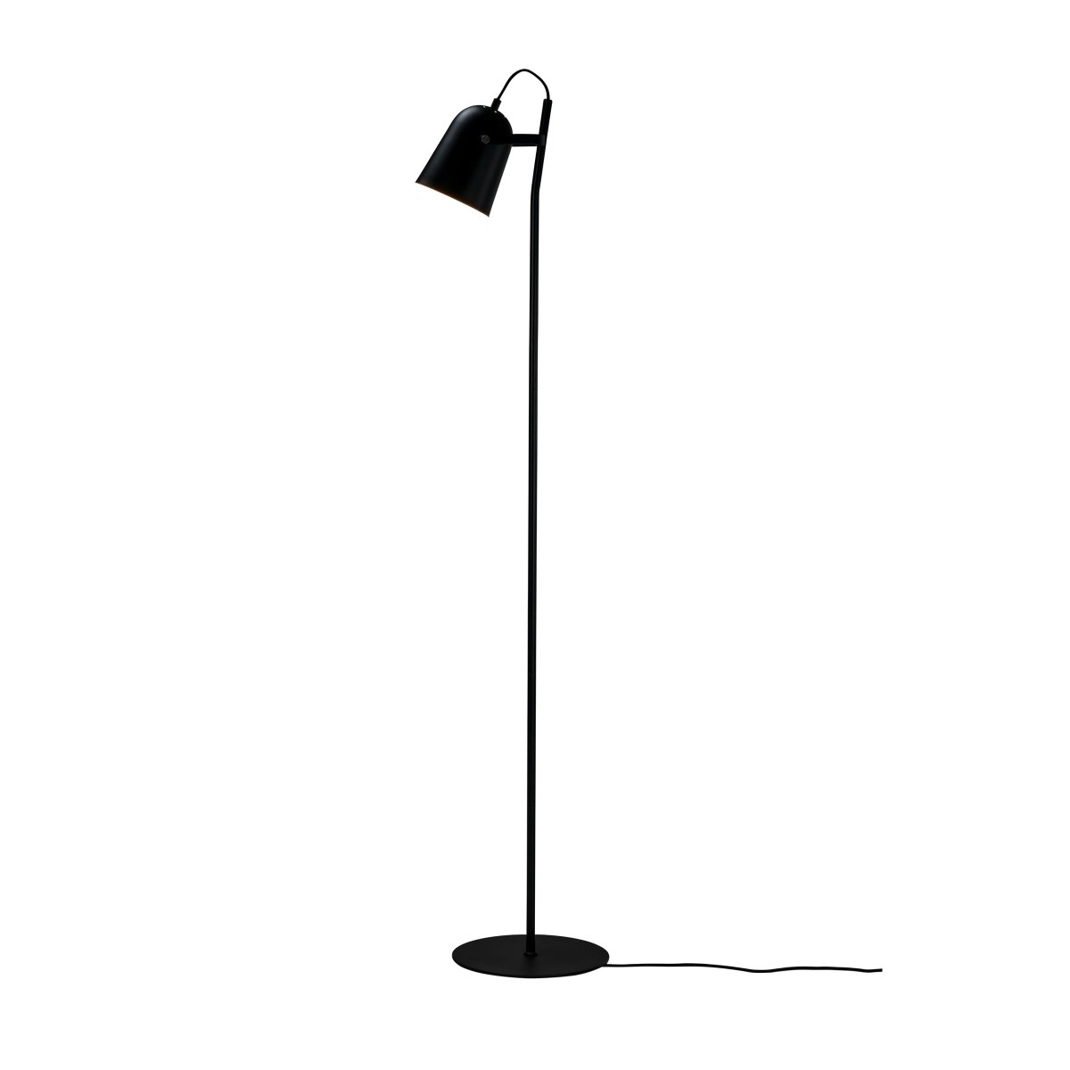 Oslo Noir lampadaire De Dyberg Larsen - Avec son design simple, noir mat et son abat-jour réglable, Oslo crée un point de lumière agréable qui s'intègre parfaitement dans le salon, à côté du fauteuil de lecture ou dans la chambre.