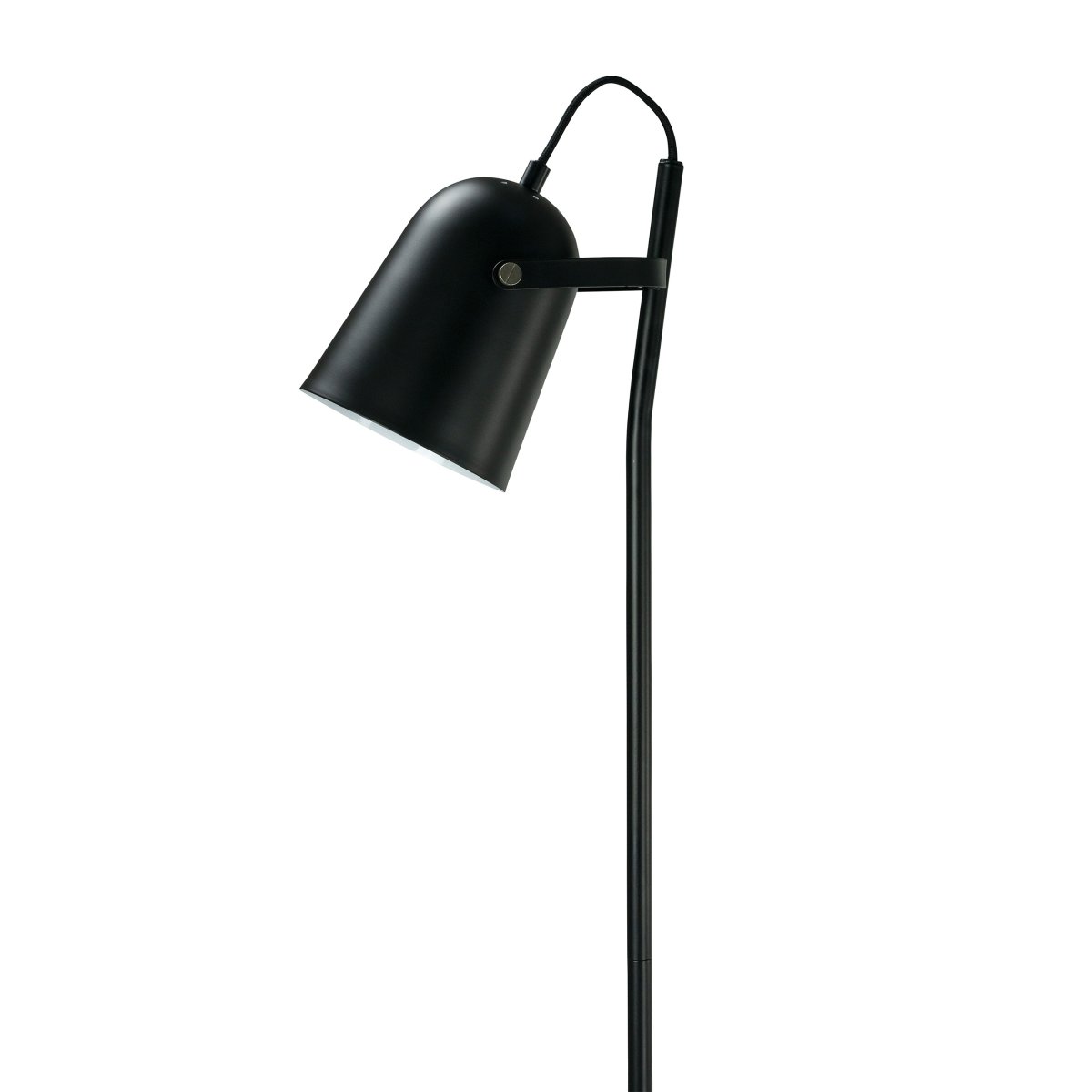 Oslo Noir lampadaire De Dyberg Larsen - Avec son design simple, noir mat et son abat-jour réglable, Oslo crée un point de lumière agréable qui s'intègre parfaitement dans le salon, à côté du fauteuil de lecture ou dans la chambre.