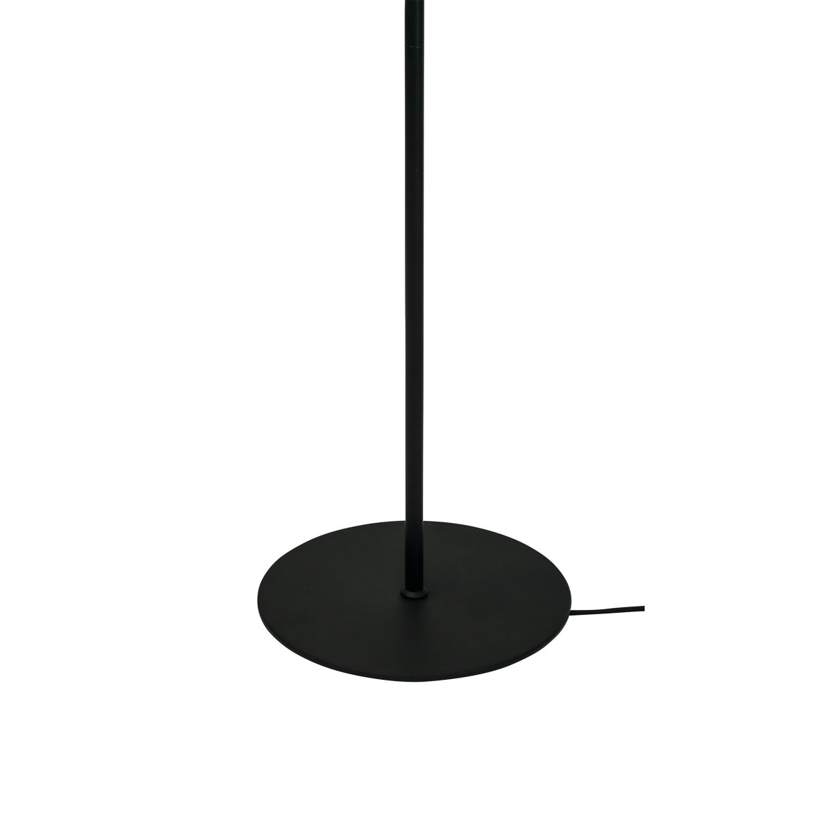Oslo Noir lampadaire De Dyberg Larsen - Avec son design simple, noir mat et son abat-jour réglable, Oslo crée un point de lumière agréable qui s'intègre parfaitement dans le salon, à côté du fauteuil de lecture ou dans la chambre.