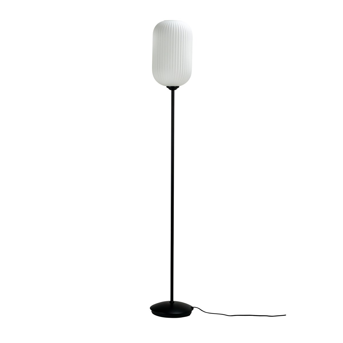 Riflet Noir lampadaire De Dyberg Larsen - Le lampadaire Riflet de Dyberg Larsen a un nouveau design avec un abat-jour en verre opale magnifiquement nervuré qui crée une lumière douce et agréable.