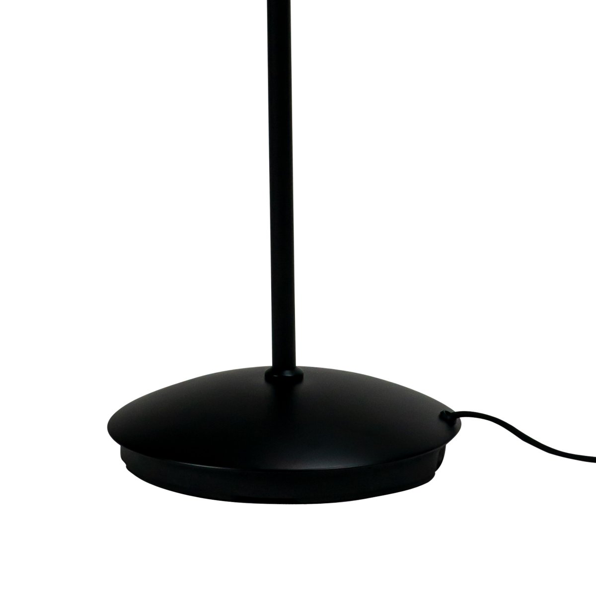 Riflet Noir lampadaire De Dyberg Larsen - Le lampadaire Riflet de Dyberg Larsen a un nouveau design avec un abat-jour en verre opale magnifiquement nervuré qui crée une lumière douce et agréable.