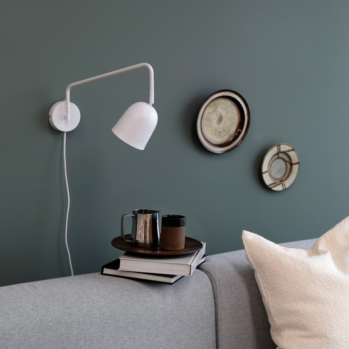 Manchester 45cm Blanc applique murale De Dyberg Larsen - Le disjoncteur est situ&eacute; sur le support mural et le c&acirc;ble peut &ecirc;tre d&eacute;connect&eacute; si la lampe doit &ecirc;tre connect&eacute;e directement &agrave; une douille de lampe.