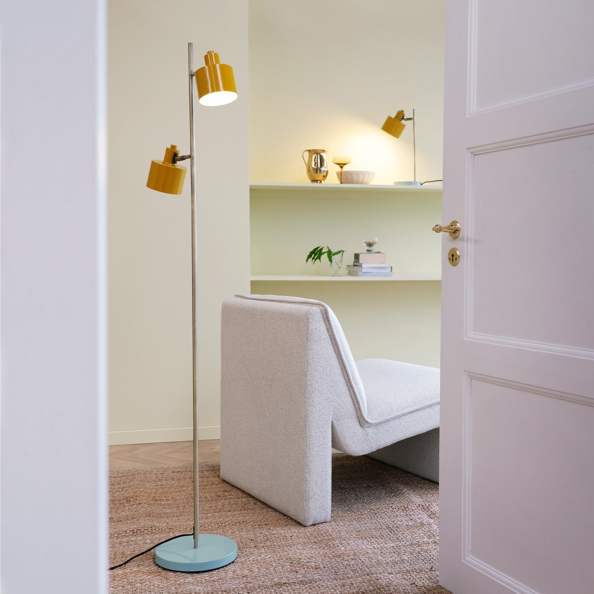 Ocean Multicolore lampadaire De Dyberg Larsen - Le pied de lampe est en laiton et poli &agrave; la main, ce qui cr&eacute;e une variation de couleur unique.