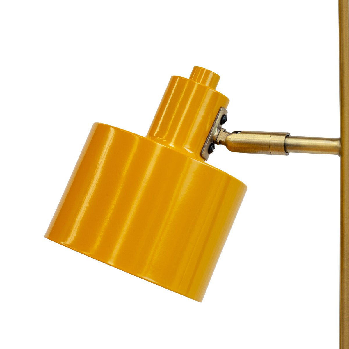 Ocean Multicolore lampadaire De Dyberg Larsen - Le pied de lampe est en laiton et poli &agrave; la main, ce qui cr&eacute;e une variation de couleur unique.
