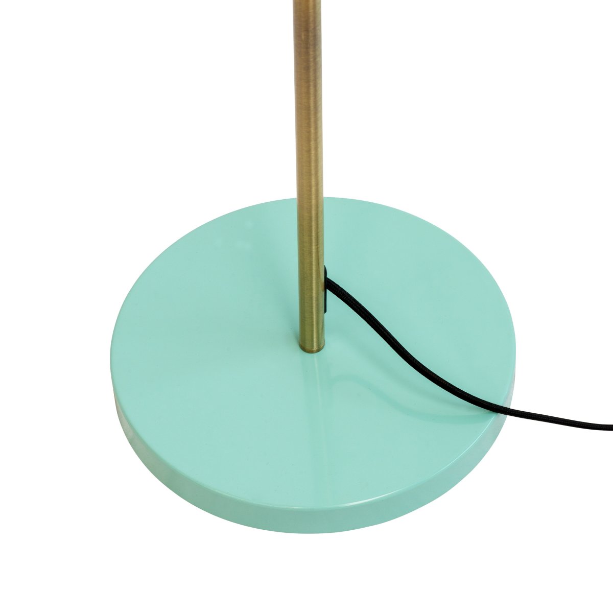 Ocean Multicolore lampadaire De Dyberg Larsen - Le pied de lampe est en laiton et poli &agrave; la main, ce qui cr&eacute;e une variation de couleur unique.