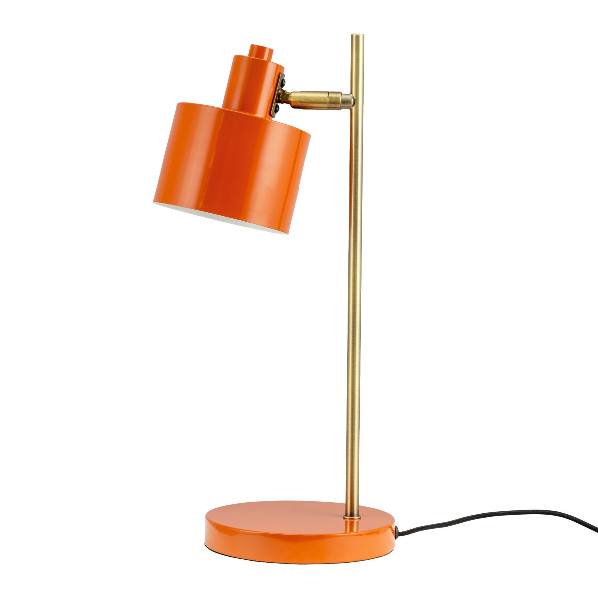 Ocean 43cm Orange lampe de bureau De Dyberg Larsen - Le corps de la lampe est en laiton poli à la main, ce qui peut entraîner des variations de couleur uniques entre les lampes de cette belle série.