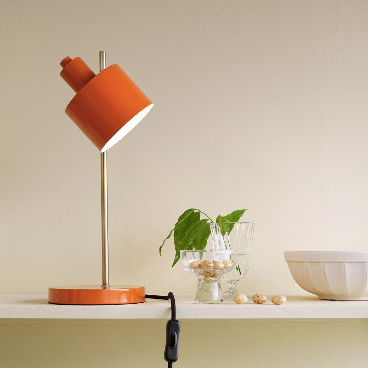 Ocean 43cm Orange lampe de bureau De Dyberg Larsen - Le corps de la lampe est en laiton poli à la main, ce qui peut entraîner des variations de couleur uniques entre les lampes de cette belle série.