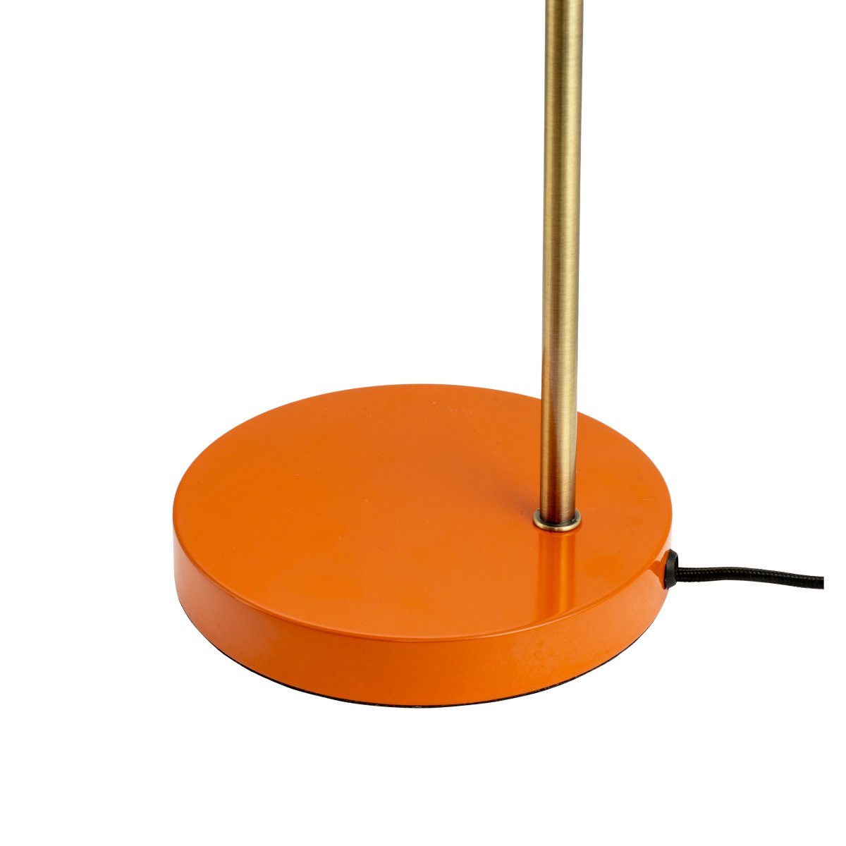 Ocean 43cm Orange lampe de bureau De Dyberg Larsen - Le corps de la lampe est en laiton poli à la main, ce qui peut entraîner des variations de couleur uniques entre les lampes de cette belle série.
