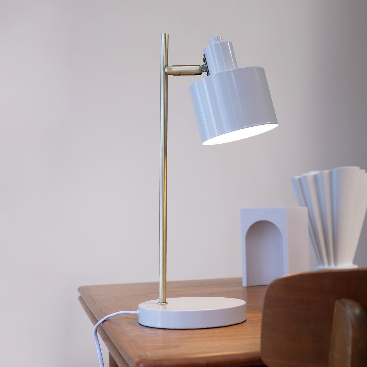 Ocean 43cm Olive lampe de bureau De Dyberg Larsen - Le corps de la lampe est en laiton poli à la main, ce qui peut entraîner des variations de couleur uniques entre les lampes de cette belle série.