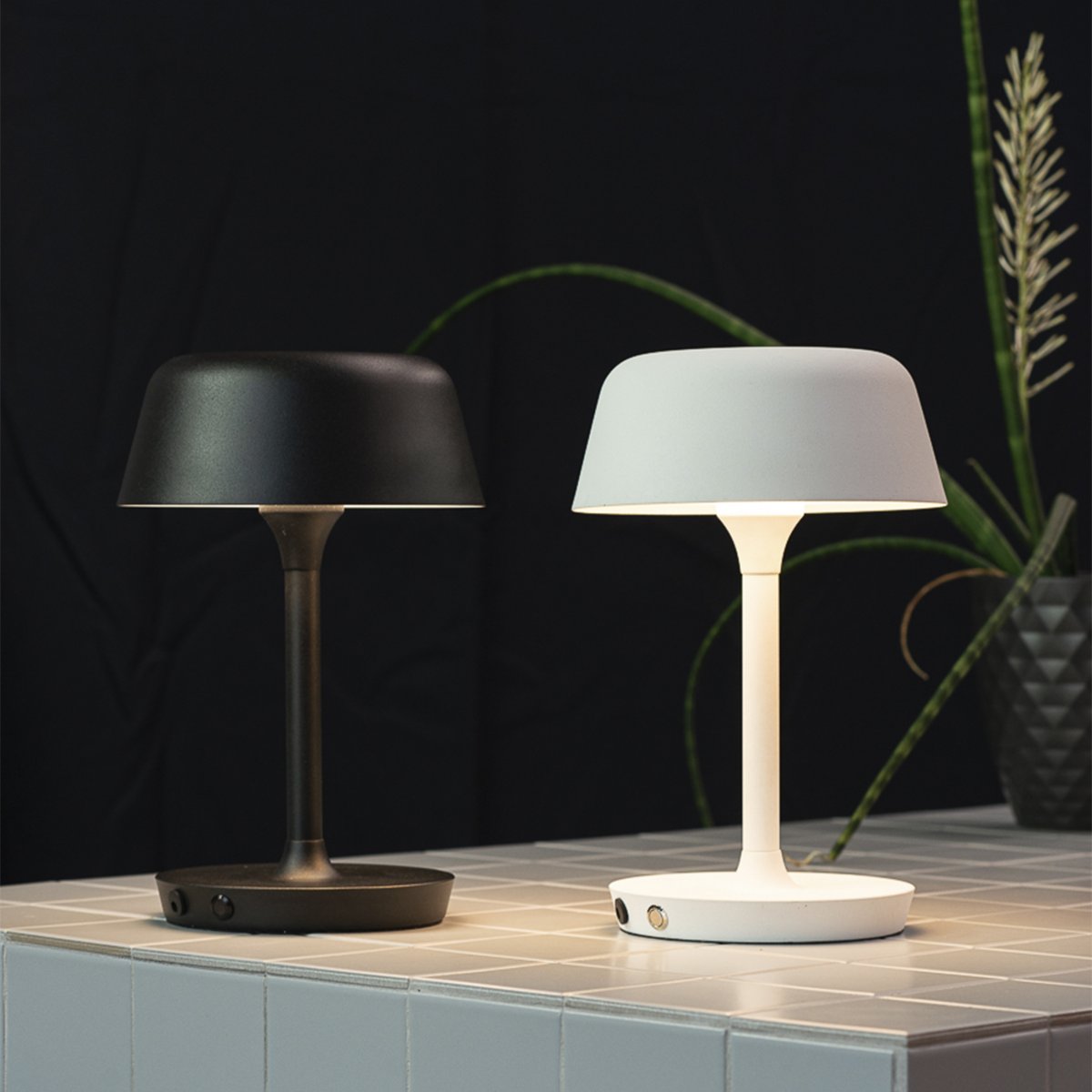 Valencia 30cm Noir portable De Dyberg Larsen - La lampe est légère et sans fil et possède des bords doux et esthétiques.