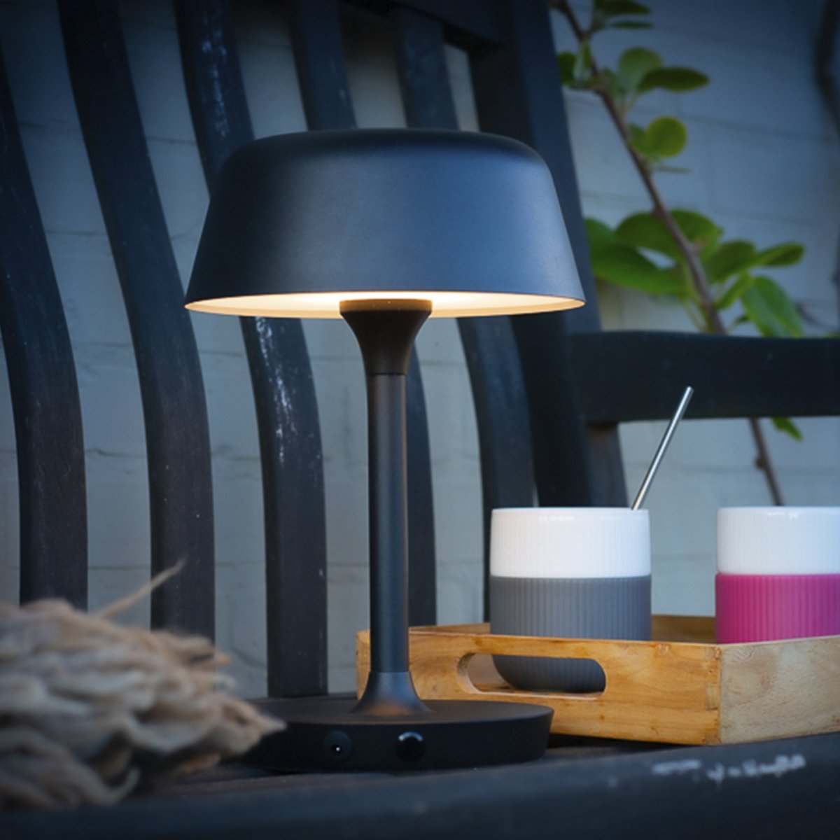 Valencia 30cm Noir portable De Dyberg Larsen - La lampe est légère et sans fil et possède des bords doux et esthétiques.