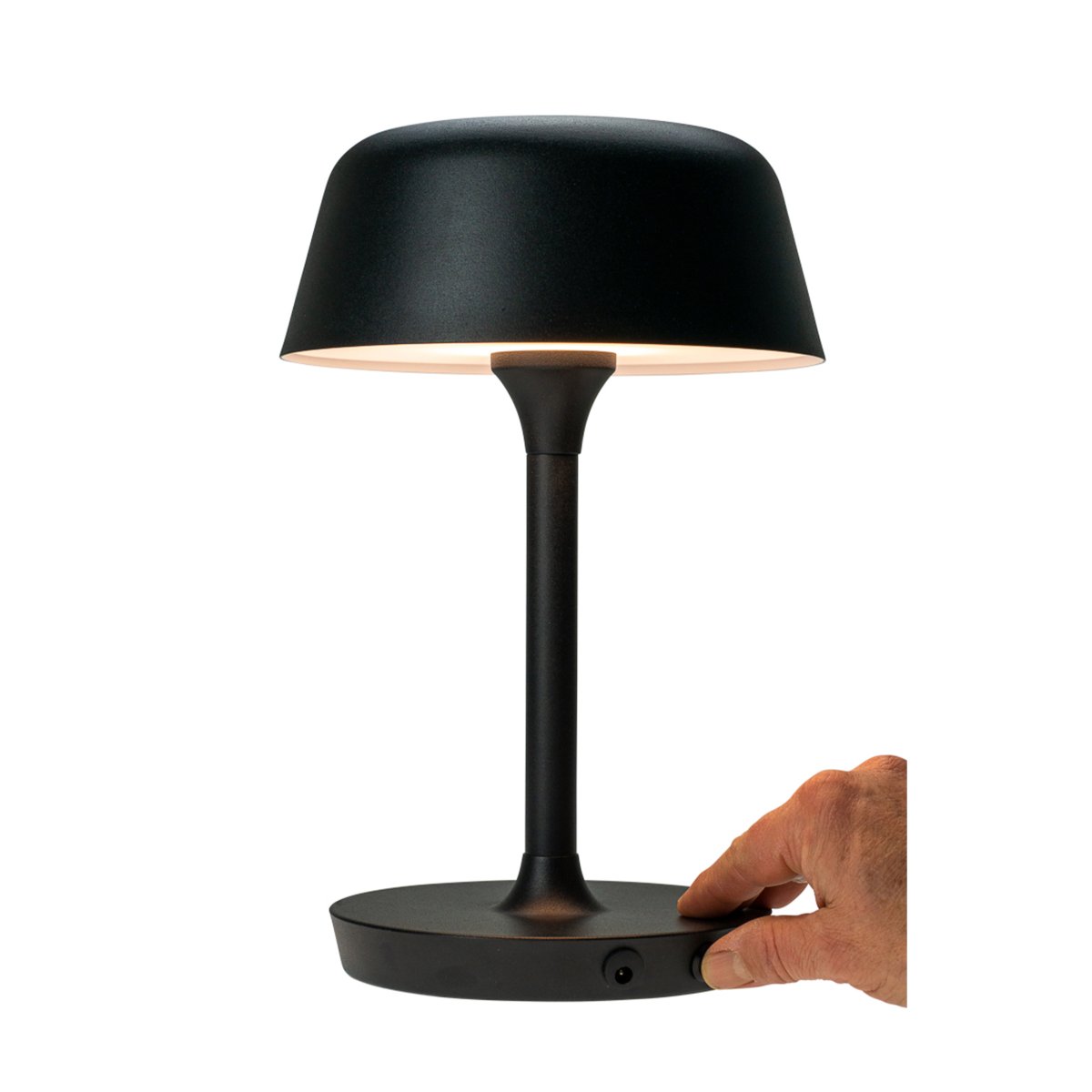 Valencia 30cm Noir portable De Dyberg Larsen - La lampe est légère et sans fil et possède des bords doux et esthétiques.