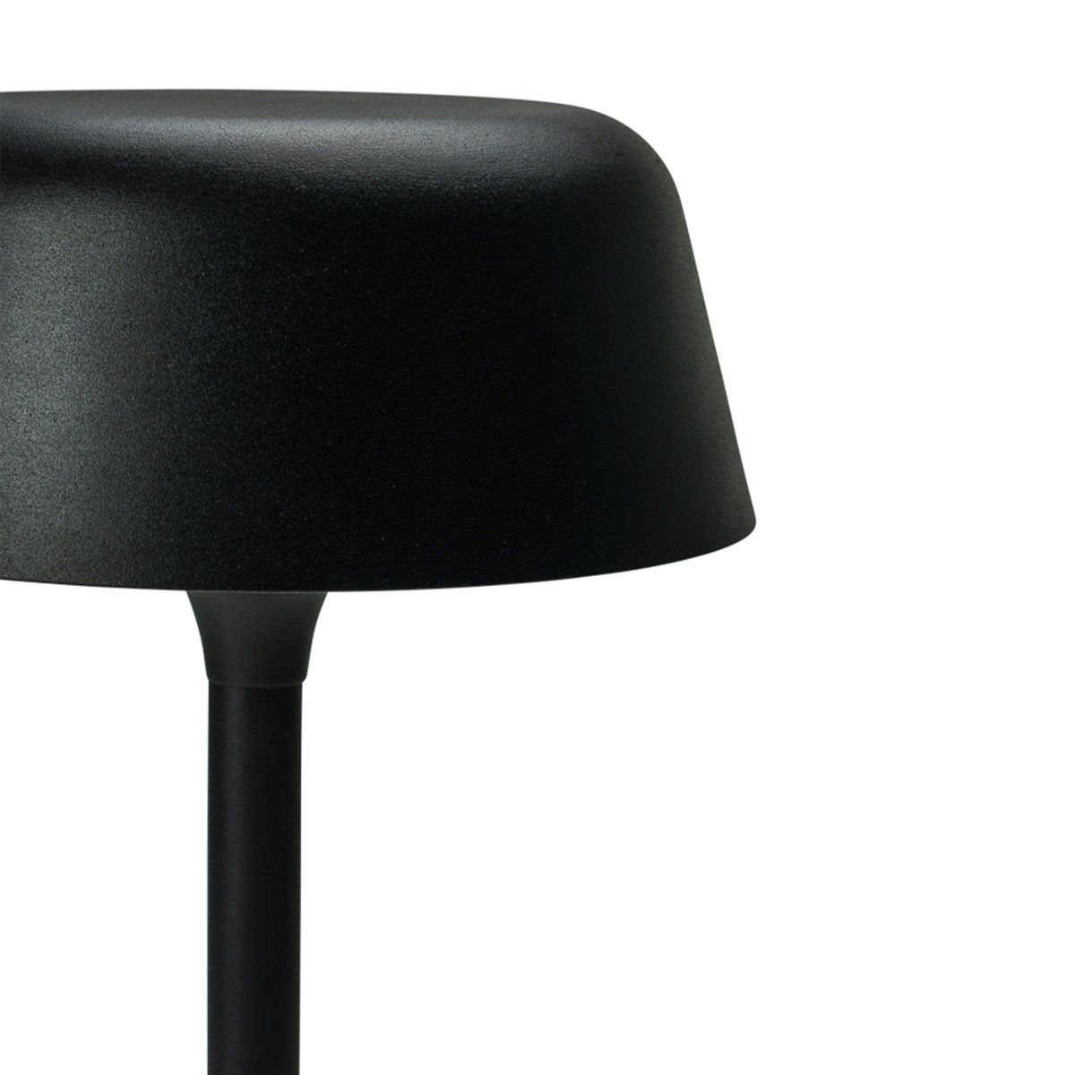 Valencia 30cm Noir portable De Dyberg Larsen - La lampe est légère et sans fil et possède des bords doux et esthétiques.