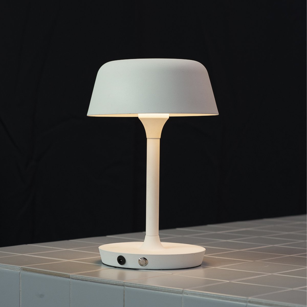 Valencia 30cm Blanc portable De Dyberg Larsen - La lampe est légère et sans fil et possède des bords doux et esthétiques.