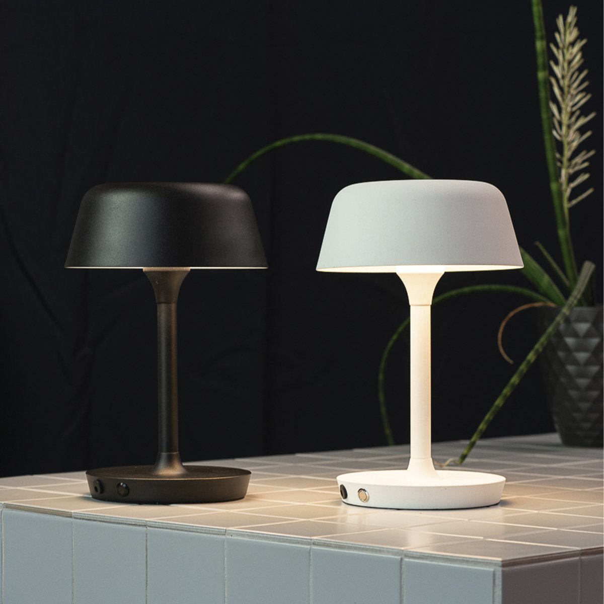 Valencia 30cm Blanc portable De Dyberg Larsen - La lampe est légère et sans fil et possède des bords doux et esthétiques.