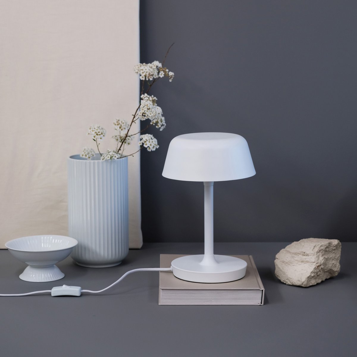 Valencia 30cm Blanc lampe de table De Dyberg Larsen - La lampe de table Valencia est une lampe élégante et unique qui émet une lumière belle et agréable.