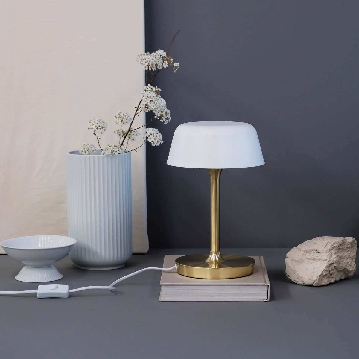 Valencia 30cm Laiton lampe de table De Dyberg Larsen - La lampe de table Valencia est une lampe élégante et unique qui émet une lumière belle et agréable.