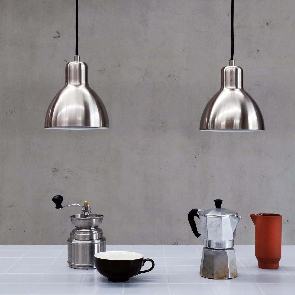 Skagen Ø16 Acier brossé suspension De Dyberg Larsen - La couleur blanche lumineuse et minimaliste le rend adapt&eacute; &agrave; une utilisation dans n'importe quelle pi&egrave;ce.