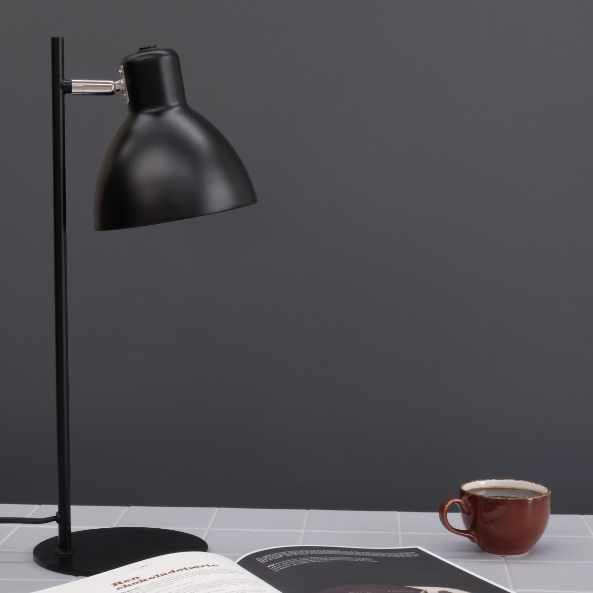 Skagen 50cm Noir lampe de bureau De Dyberg Larsen - Laissez Skagen diffuser une lumi&egrave;re concentr&eacute;e et agr&eacute;able l&agrave; o&ugrave; vous en avez le plus besoin et donnez &agrave; votre maison un look intemporel et sophistiqu&eacute; avec cette lampe de qualit&eacute;&nbsp;!