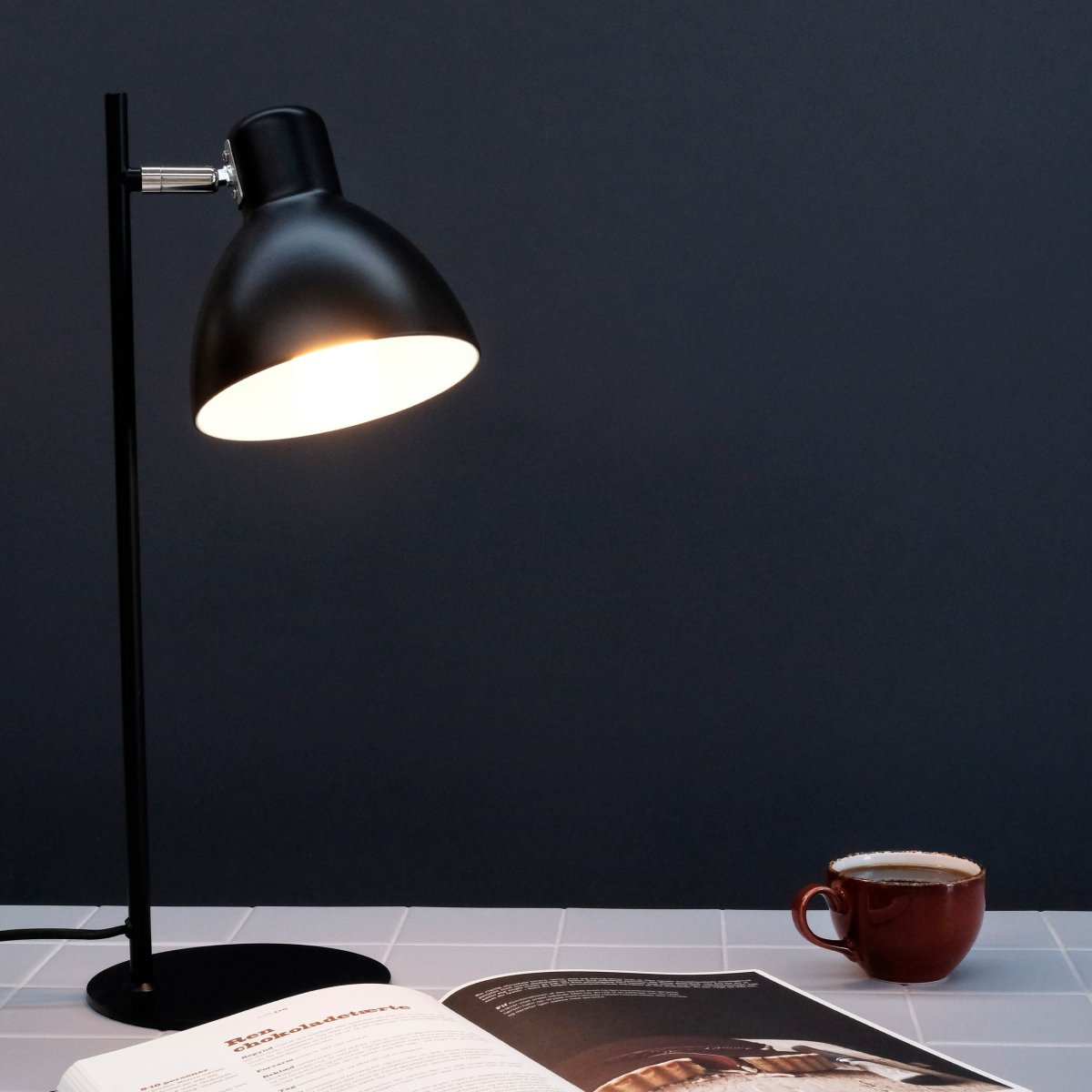 Skagen 50cm Noir lampe de bureau De Dyberg Larsen - Laissez Skagen diffuser une lumi&egrave;re concentr&eacute;e et agr&eacute;able l&agrave; o&ugrave; vous en avez le plus besoin et donnez &agrave; votre maison un look intemporel et sophistiqu&eacute; avec cette lampe de qualit&eacute;&nbsp;!