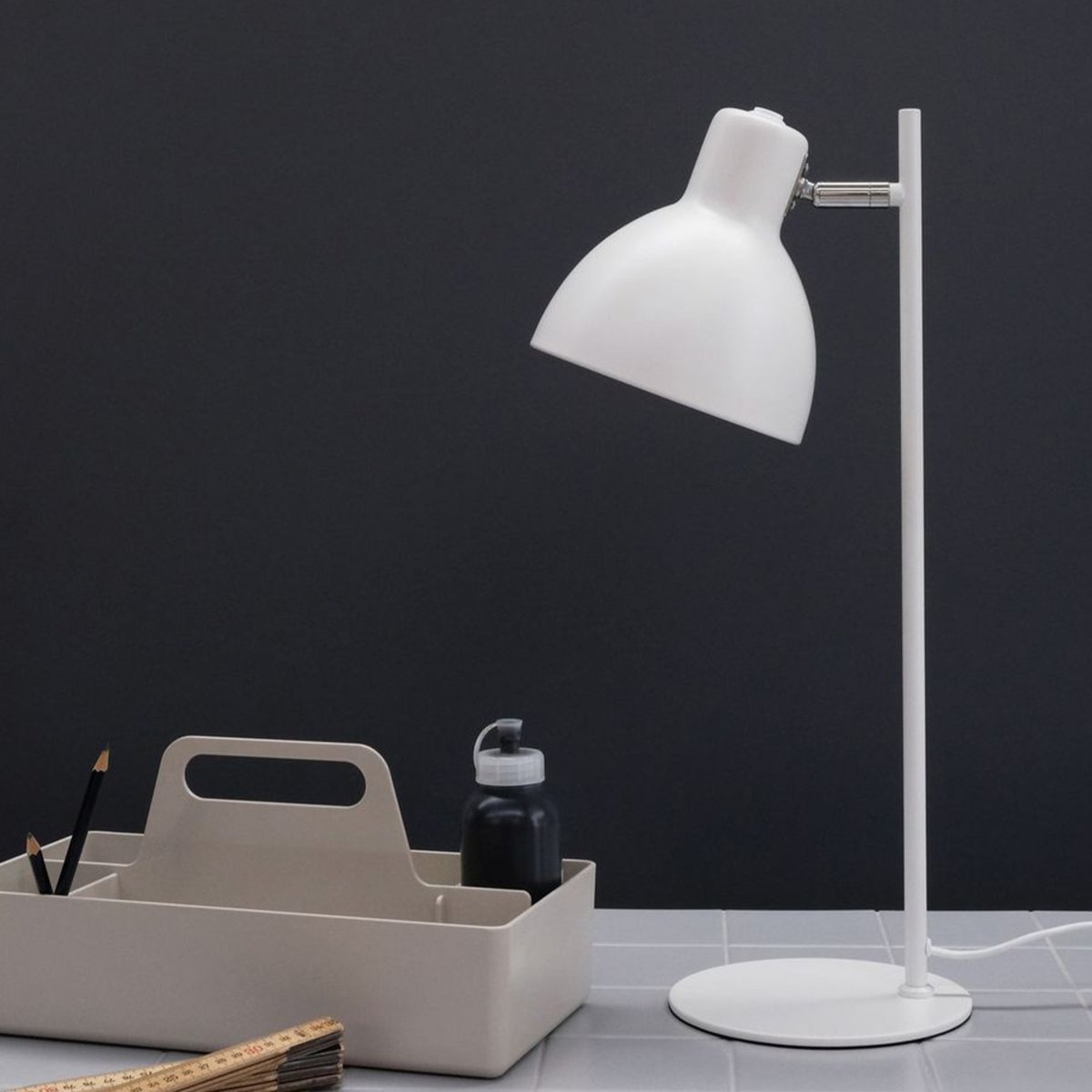 Skagen 50cm Blanc lampe de bureau De Dyberg Larsen - Laissez Skagen diffuser une lumière concentrée et agréable là où vous en avez le plus besoin et donnez à votre maison un look intemporel et sophistiqué avec cette lampe de qualité !
