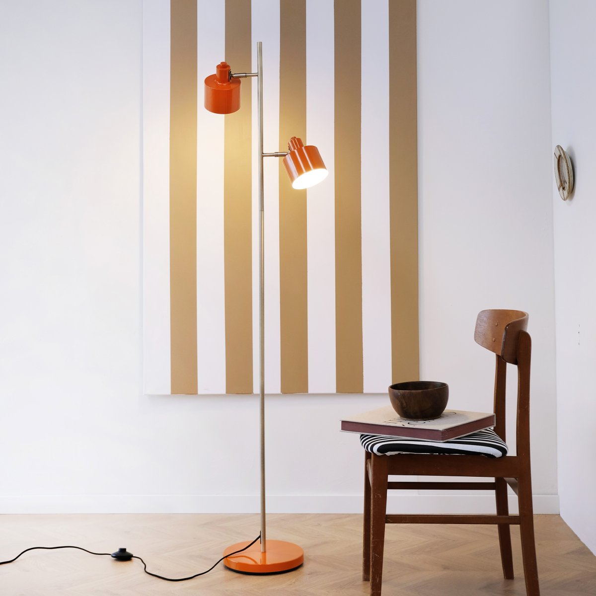 Ocean Orange lampadaire De Dyberg Larsen - Le corps de la lampe est en laiton poli à la main, ce qui peut entraîner des variations de couleur uniques entre les lampes de cette belle série.