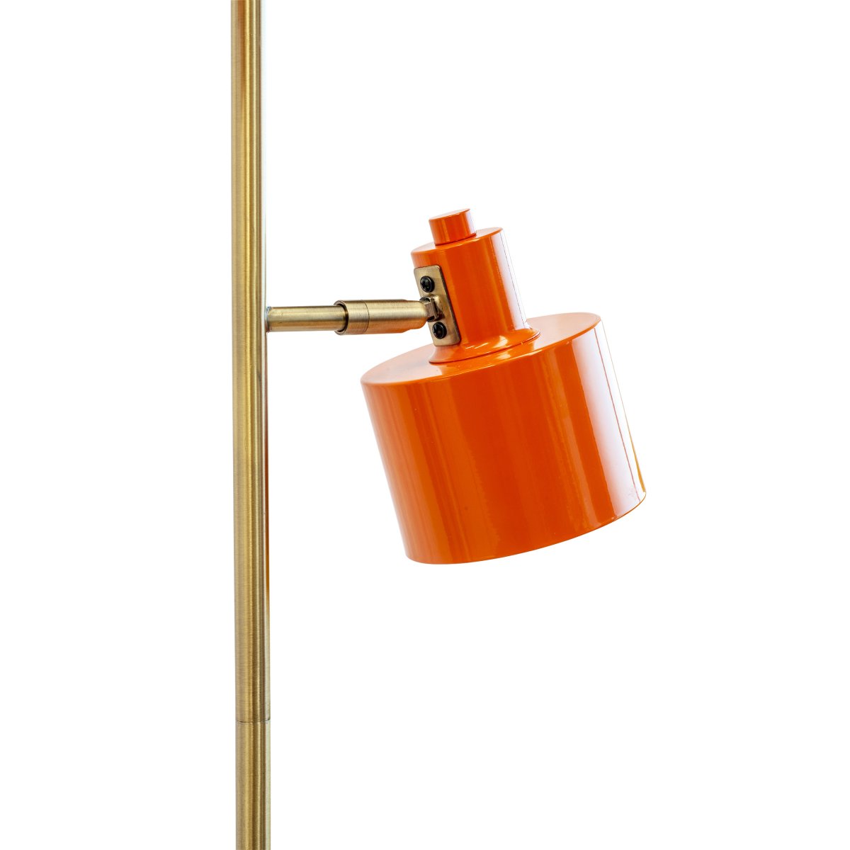 Ocean Orange lampadaire De Dyberg Larsen - Le corps de la lampe est en laiton poli à la main, ce qui peut entraîner des variations de couleur uniques entre les lampes de cette belle série.